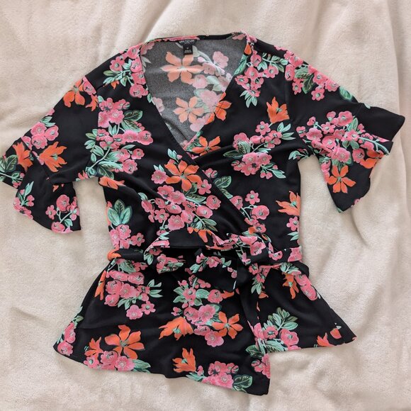 3/$30 Floral wrap top - Picture 1 of 8